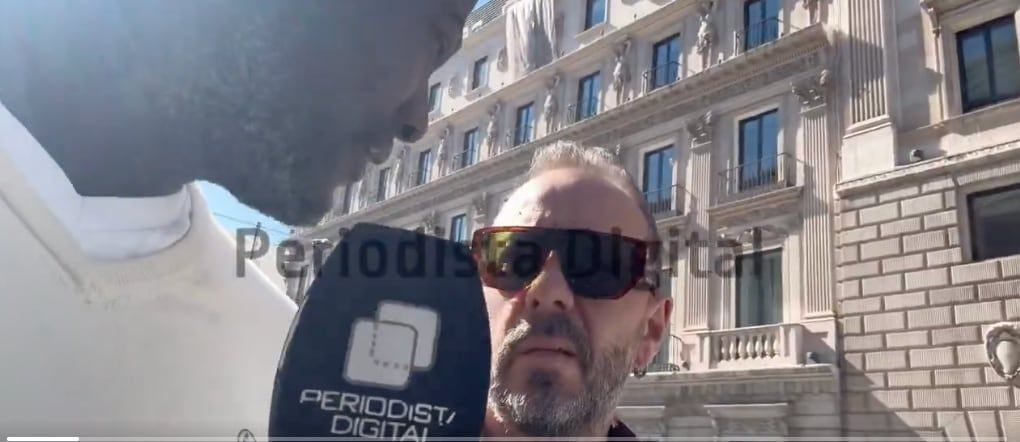 Agitador Ultra Agride Jornalista no Congresso Espanhol