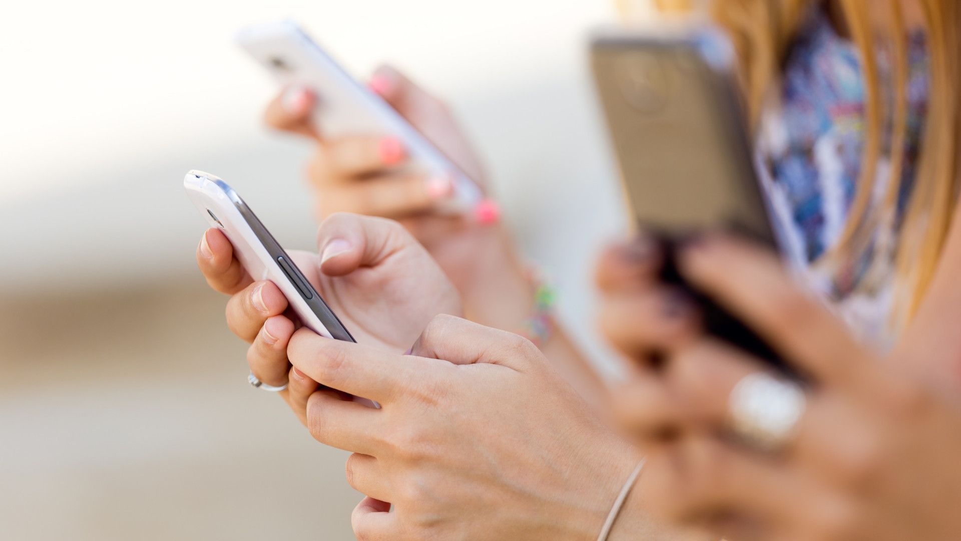 Rio quer ampliar proibição de celular na escola; pedagogos questionam