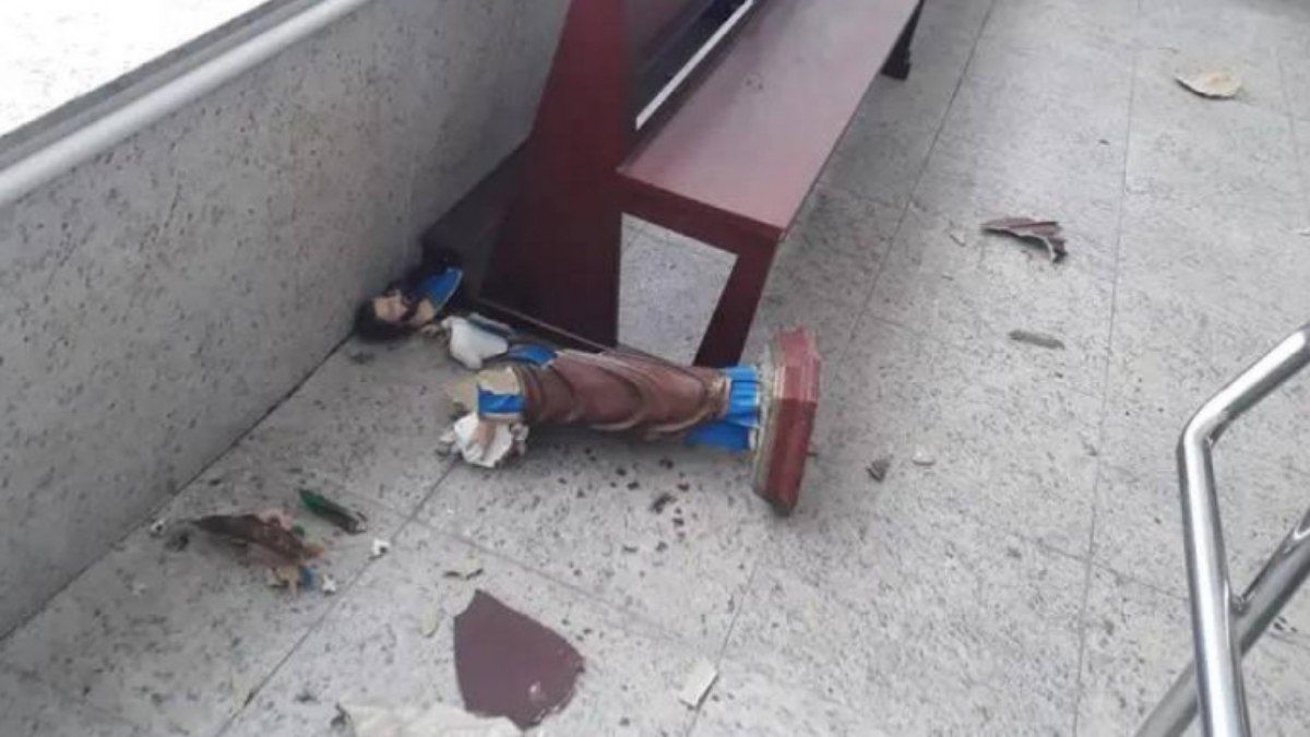 Mulher vandaliza igreja e causa danos a imagens religiosas