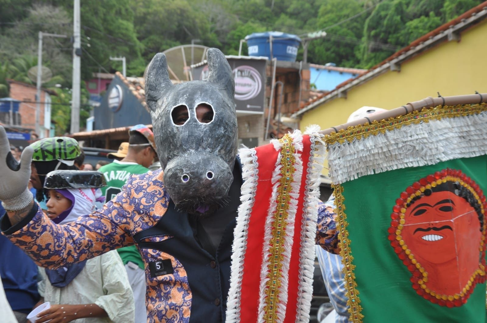 Máscaras do bobo: tradição que inspira jovens em Alagoas
