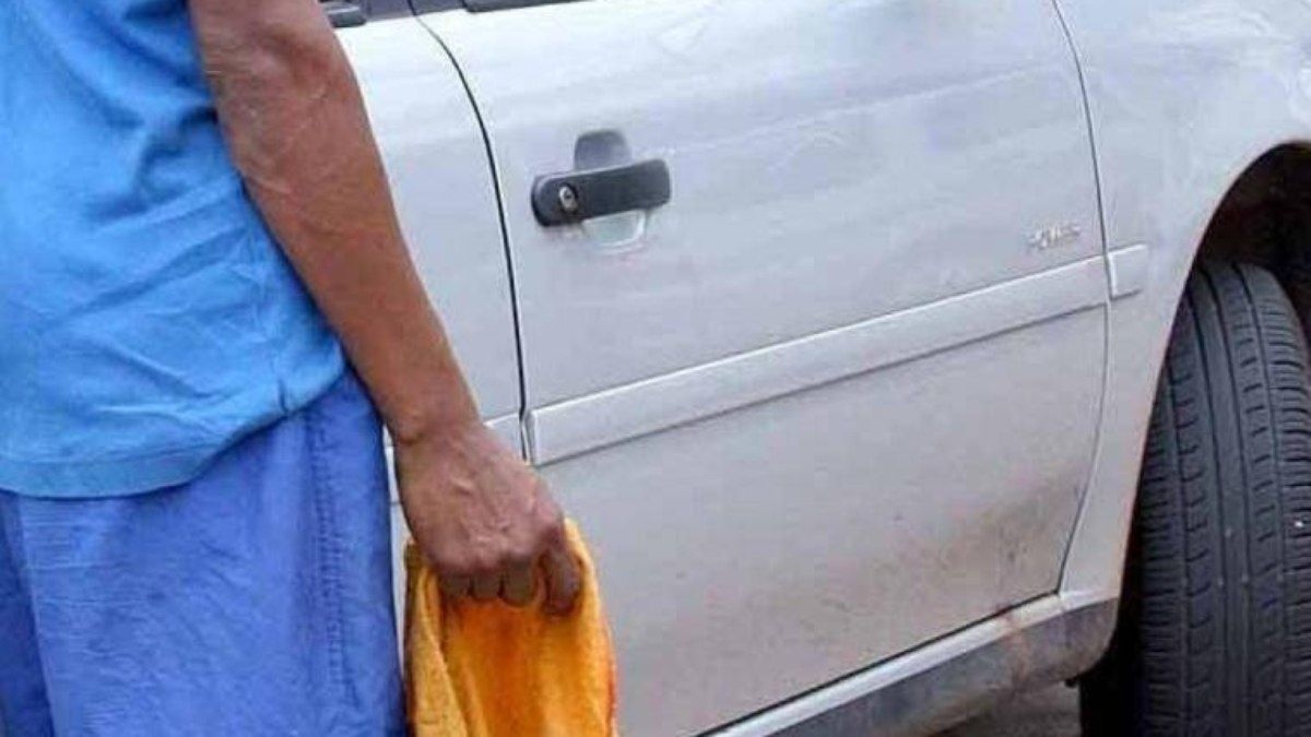 Trabalho de flanelinha é proibido? Entenda a regulamentação