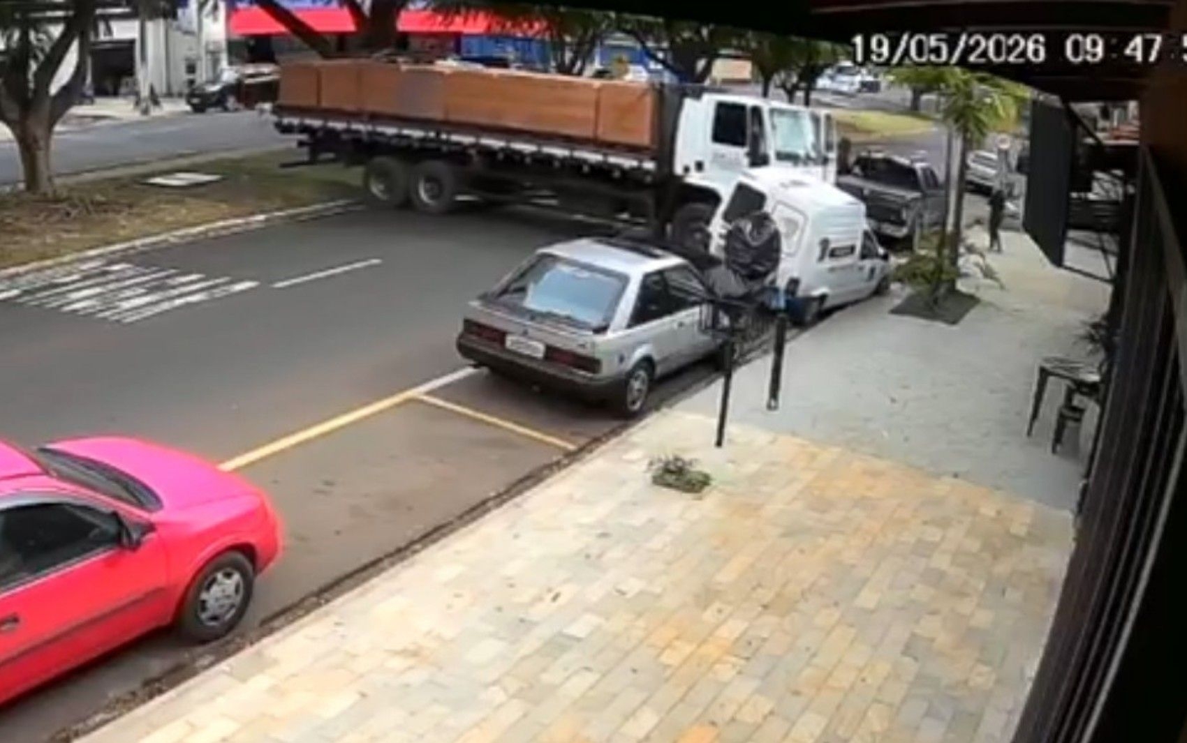 Caminhão sem motorista bate em carro estacionado em Franca