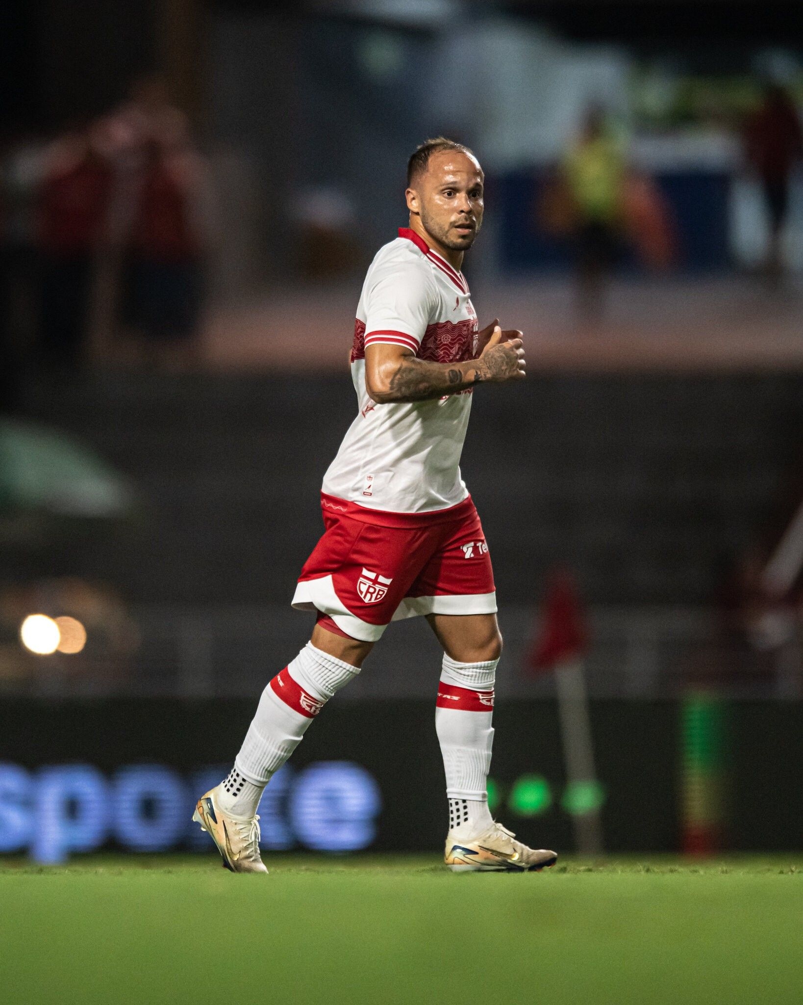 Douglas Baggio sente a panturrilha e preocupa o CRB