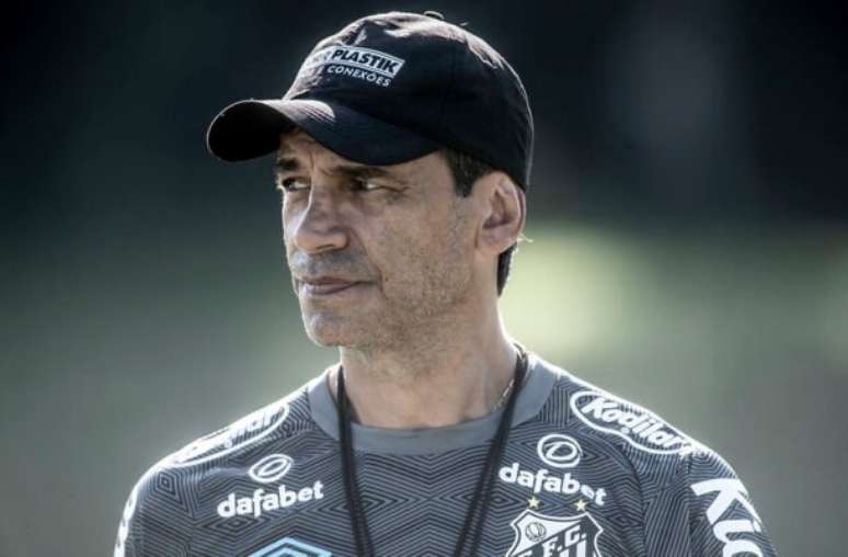 Santos sofre 'transfer ban' da Fifa e busca acordo com Fabián Bustos