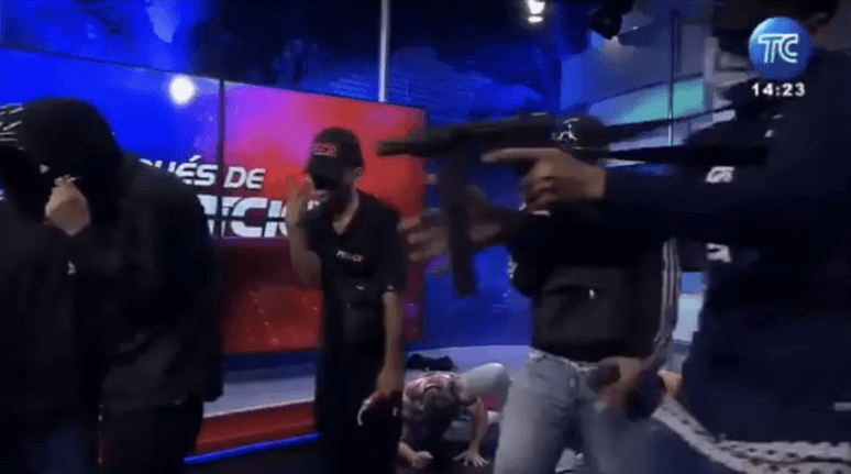 Homens armados invadem estúdio de TV no Equador durante transmissão ao vivo; assista vídeo