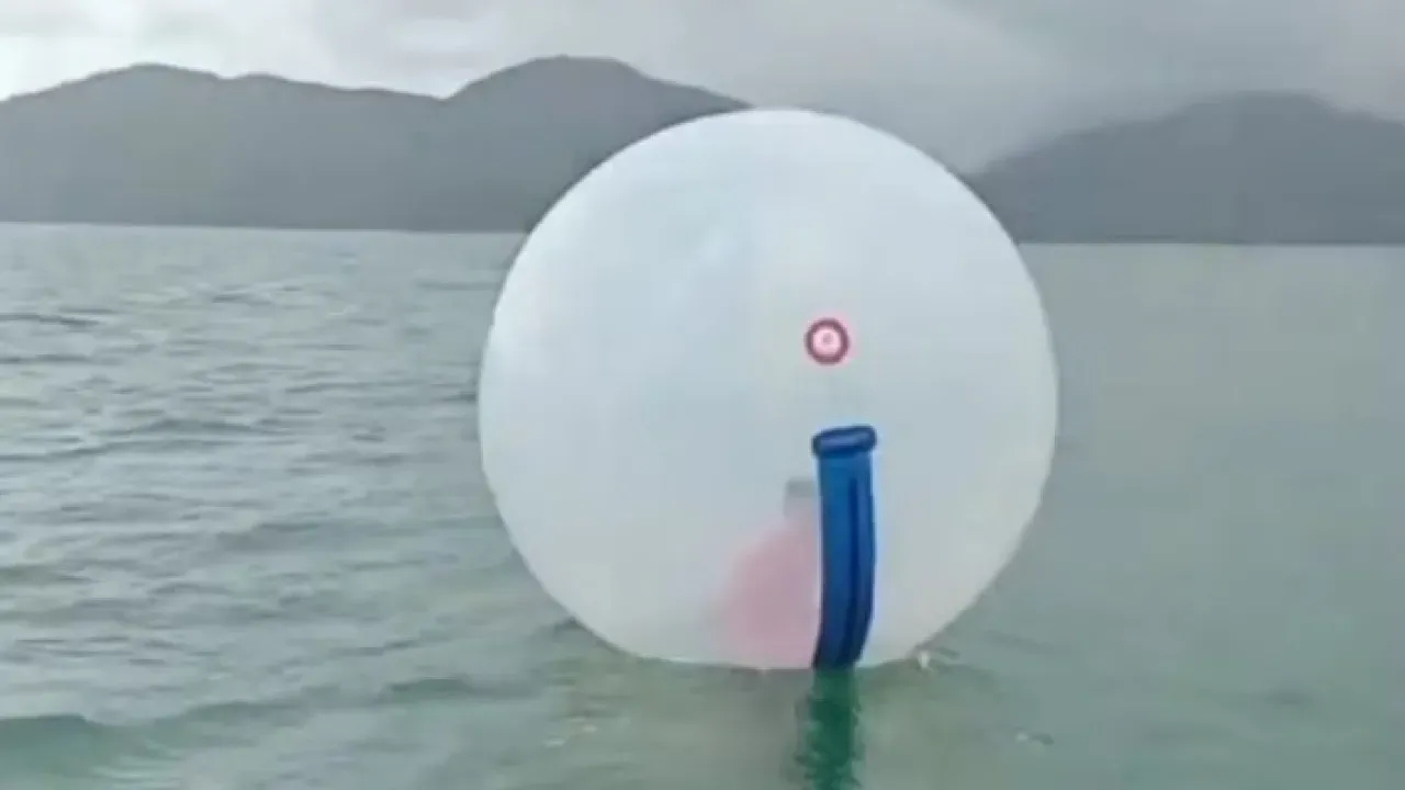 Menino é resgatado em bolha inflável na praia