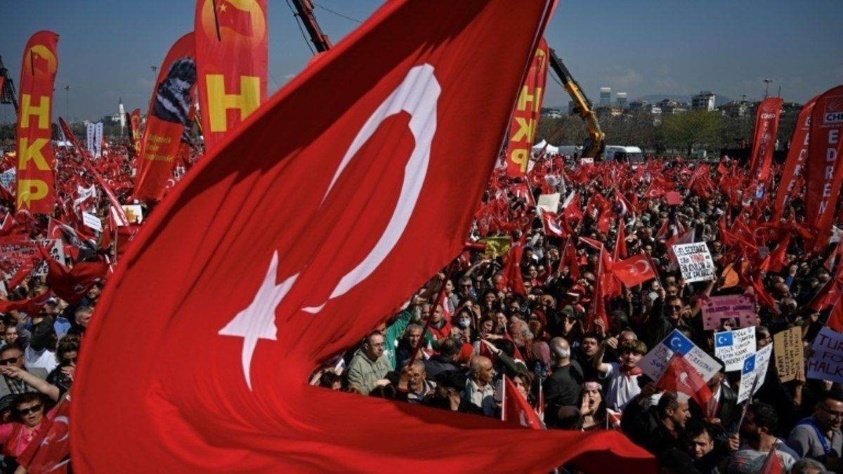 Jornalista Sueco Preso na Turquia Gera Preocupações de Liberdade