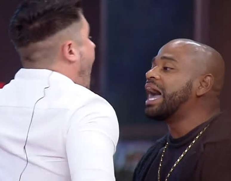 A Fazenda | Lucas precisa ser contido após nova provocação de Cezar Black