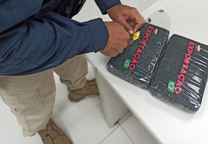 Suspeitos jogam mais de 2 quilos de cocaína pela janela de carro e foge da PRF, em Pilar