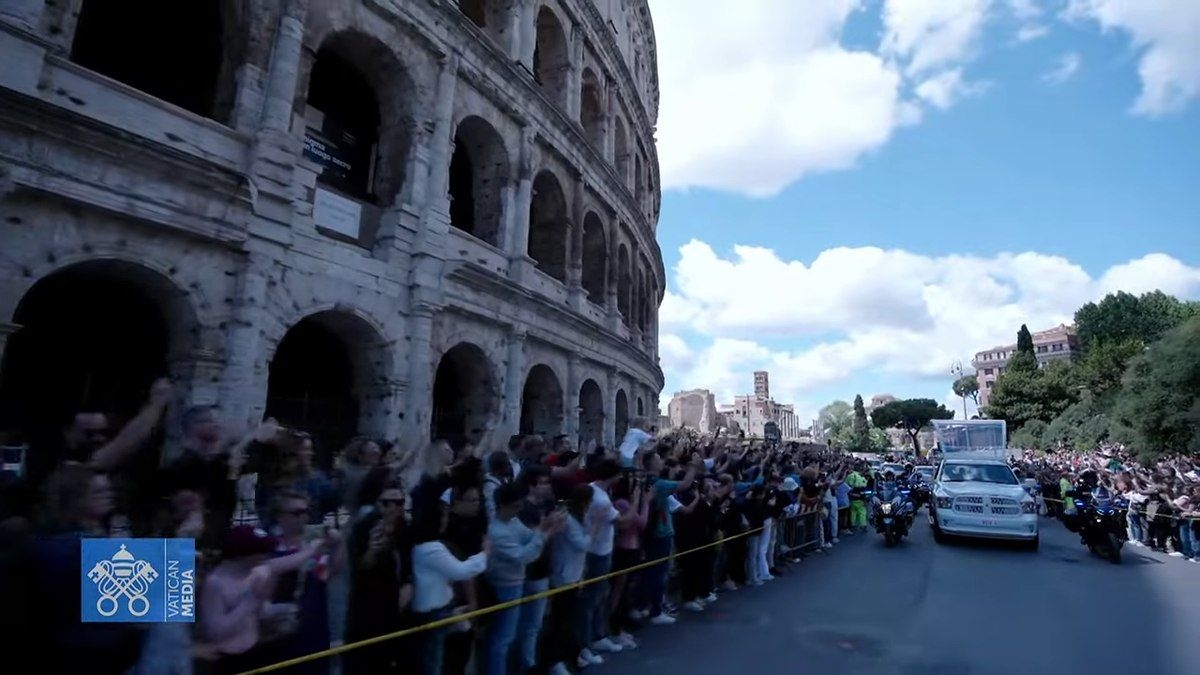 Caixão do papa Francisco é sepultado em cerimônia emocionante