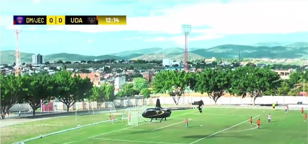 Helicóptero interrompe jogo e provoca cena inusitada
