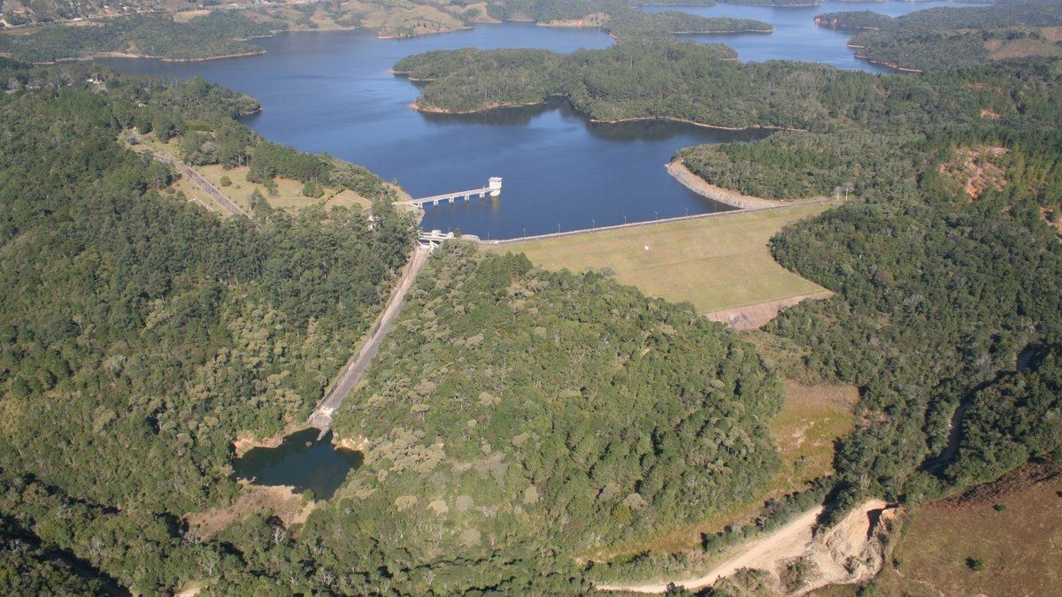Caminhão com carga tóxica provoca tragédia em represa