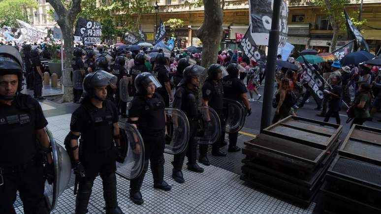 O polêmico pacote antiprotestos de Milei que ameaça prender manifestantes na Argentina