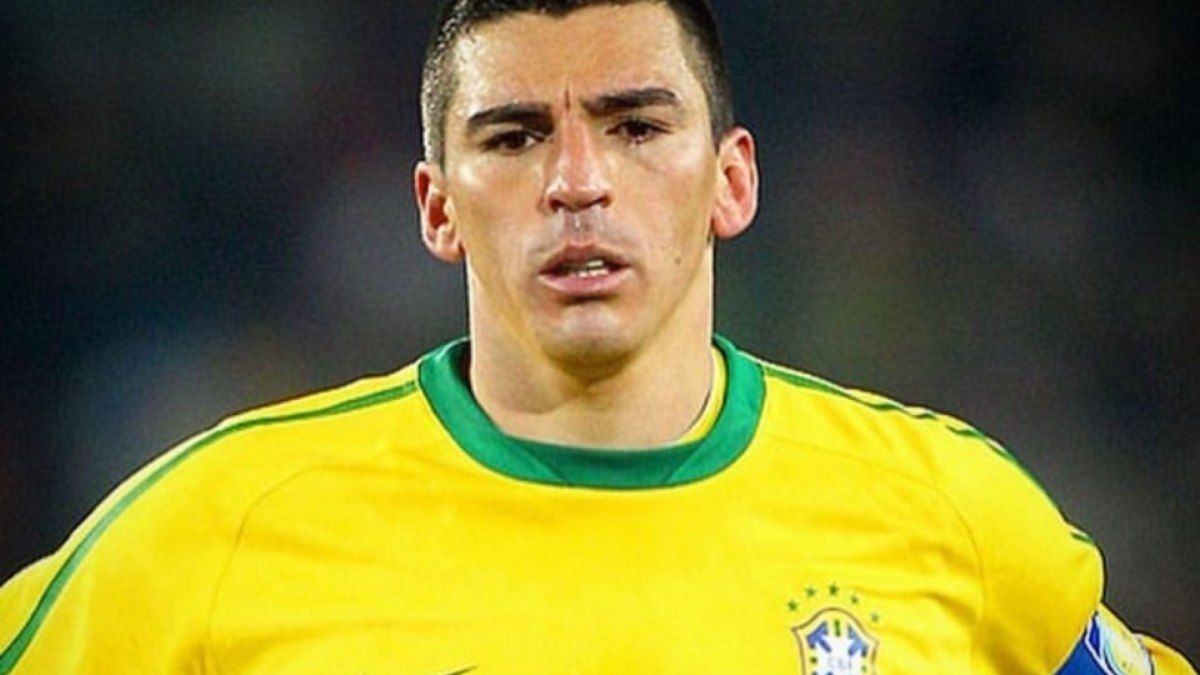 Lúcio, pentacampeão, está internado na UTI após queimaduras