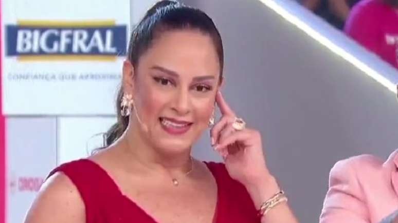 Aos 52 anos, Silvia Abravanel aposta em look curtíssimo e exibe pernas torneadas