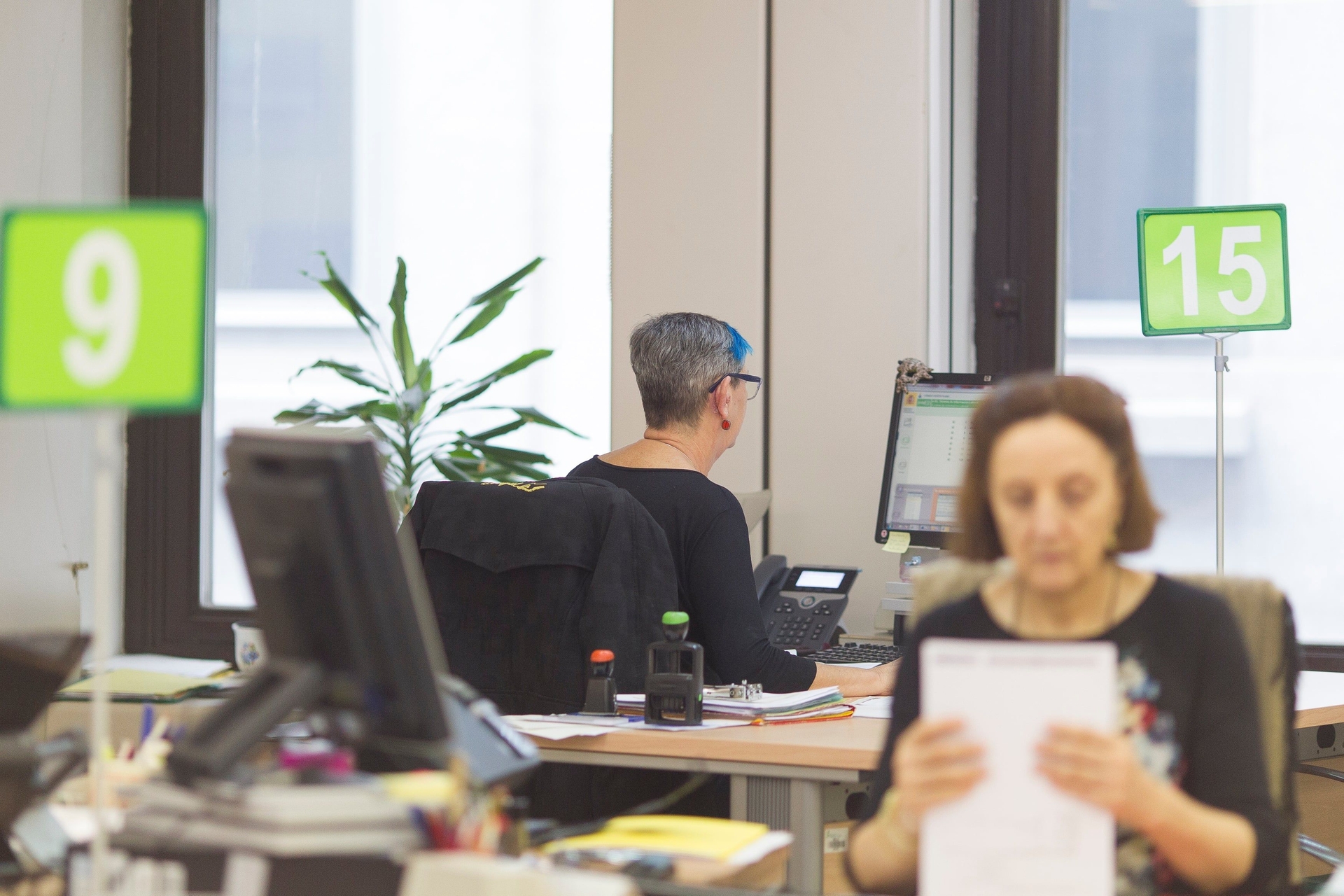 Espanhóis Dominam Funções Públicas e Estrangeiros Ficam de Fora