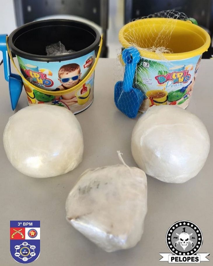 PM apreende 1kg de droga escondida em baldes de praia infantis, em Arapiraca