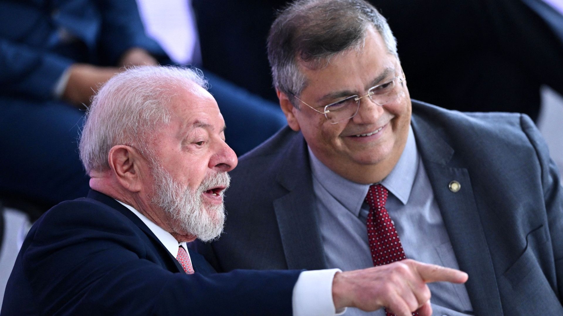 'Daqui a pouco eles pedem aumento', diz Lula sobre elogios de Dino à PF