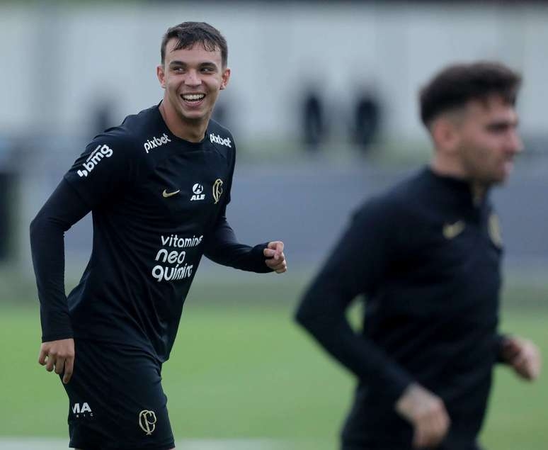 Giovane se destaca em treino e vive expectativa de voltar a ser relacionado no Corinthians