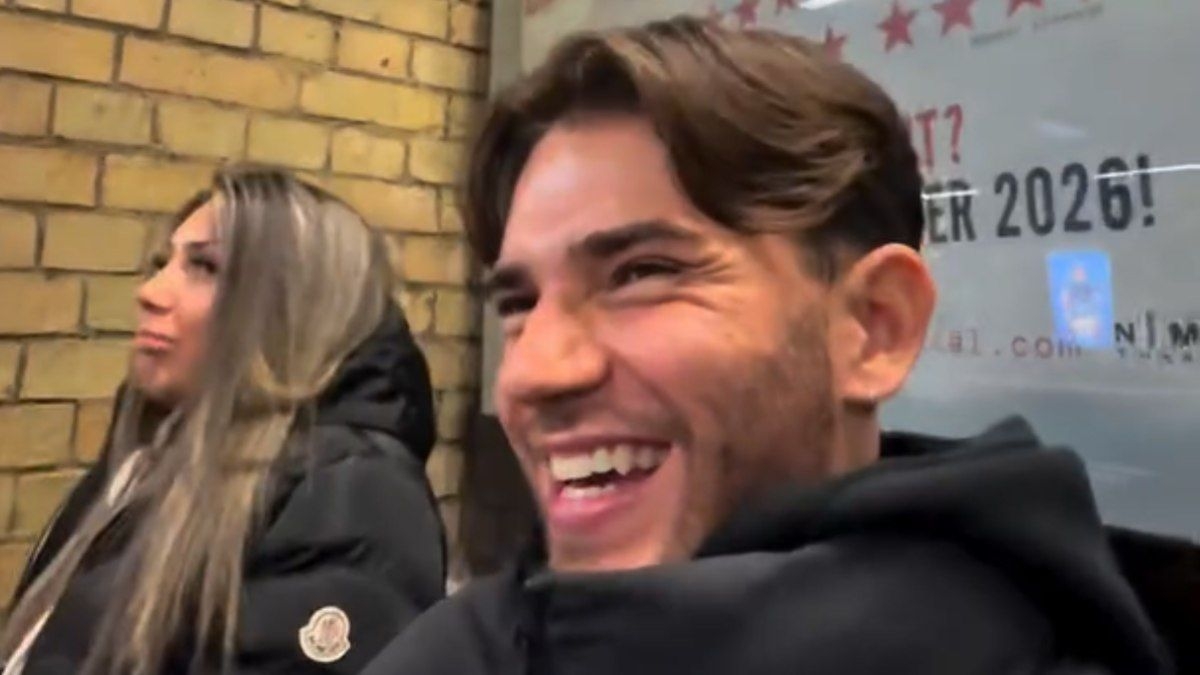 Jovem reencontra pai e conhece irmãos pela primeira vez