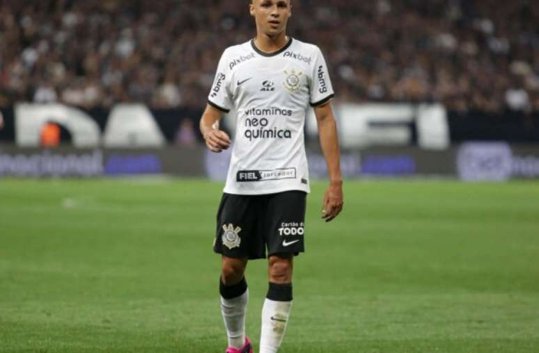 Cruzeiro consulta Corinthians por meia, mas ouve recusa dos paulistas