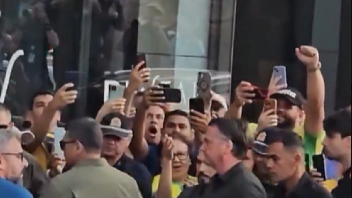 Bolsonaro é escoltado a hospital para tratamento de pele