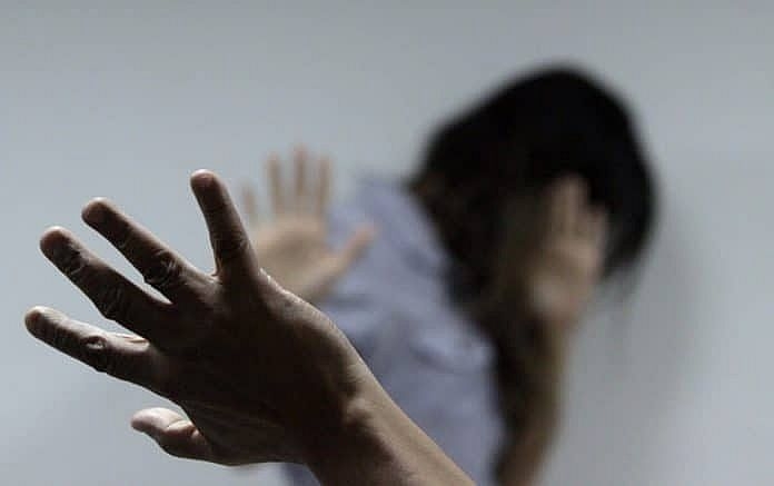 Homem agride companheira e filha que tentou defendê-la, após discussão