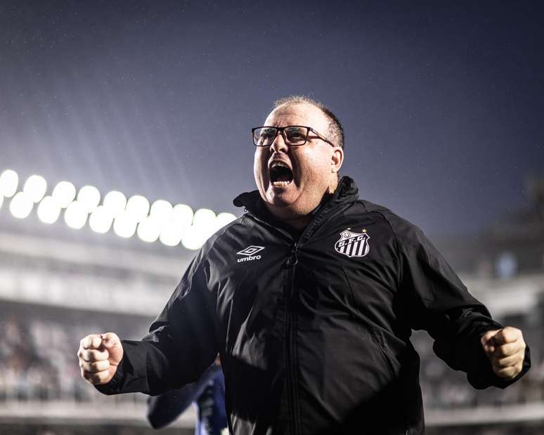 Tempo de casa e liberdade com atletas embalam efetivado Marcelo Fernandes no Santos