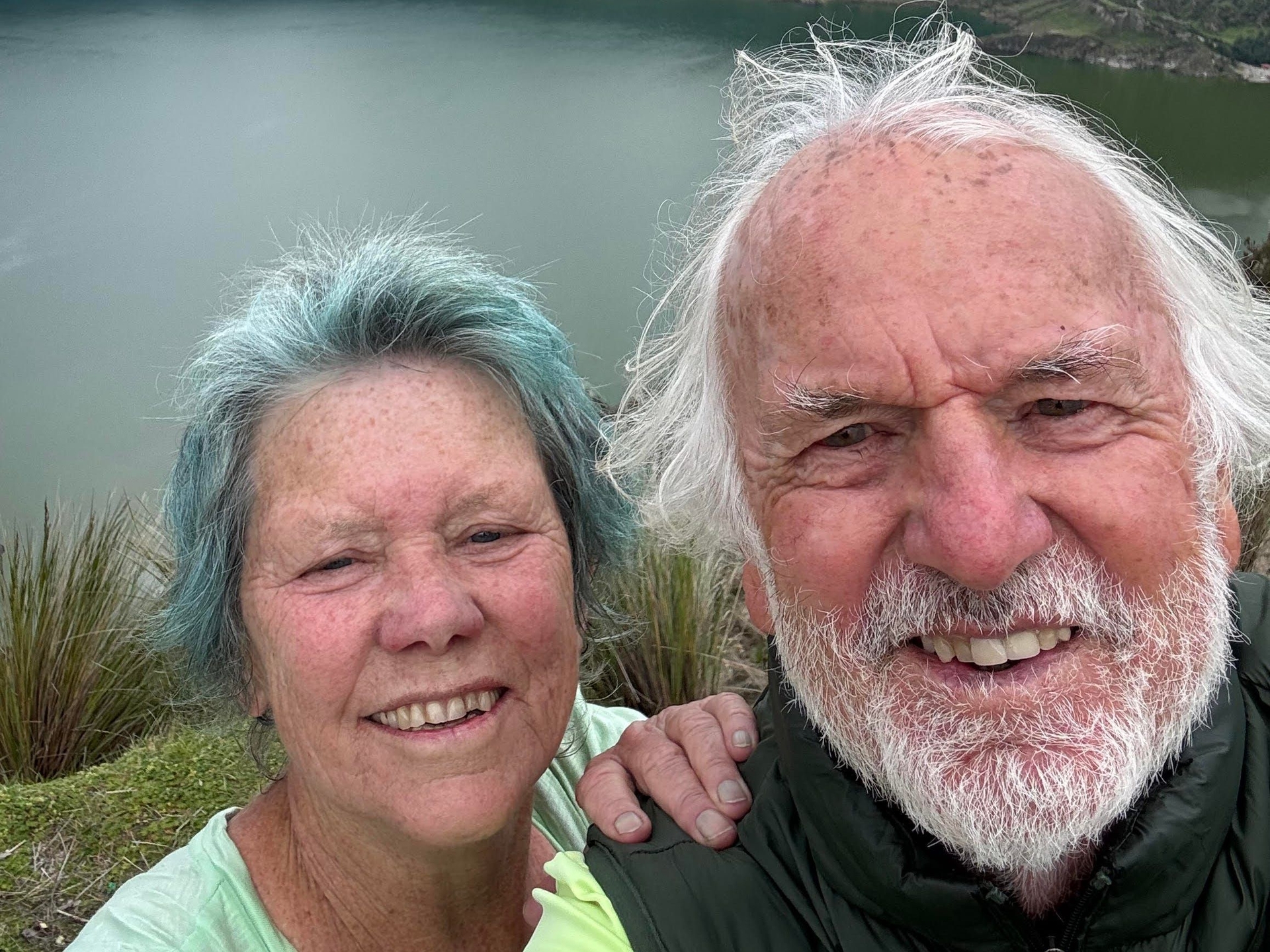 Casal Incrível Conquista Quilotoa Loop na Terceira Idade