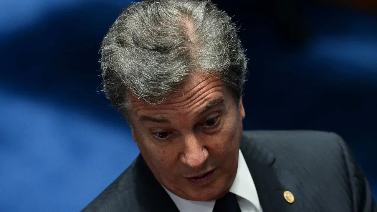 PRD anuncia expulsão de Collor após sua prisão