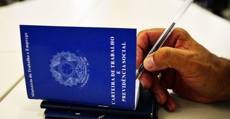 Comércio e serviços criam 74% do total de empregos com carteira assinada em AL