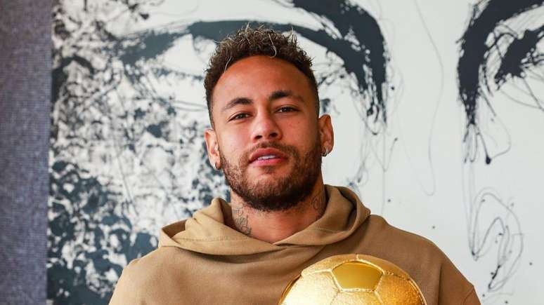 Neymar corta o cabelo em homenagem à filha e vira piada na web