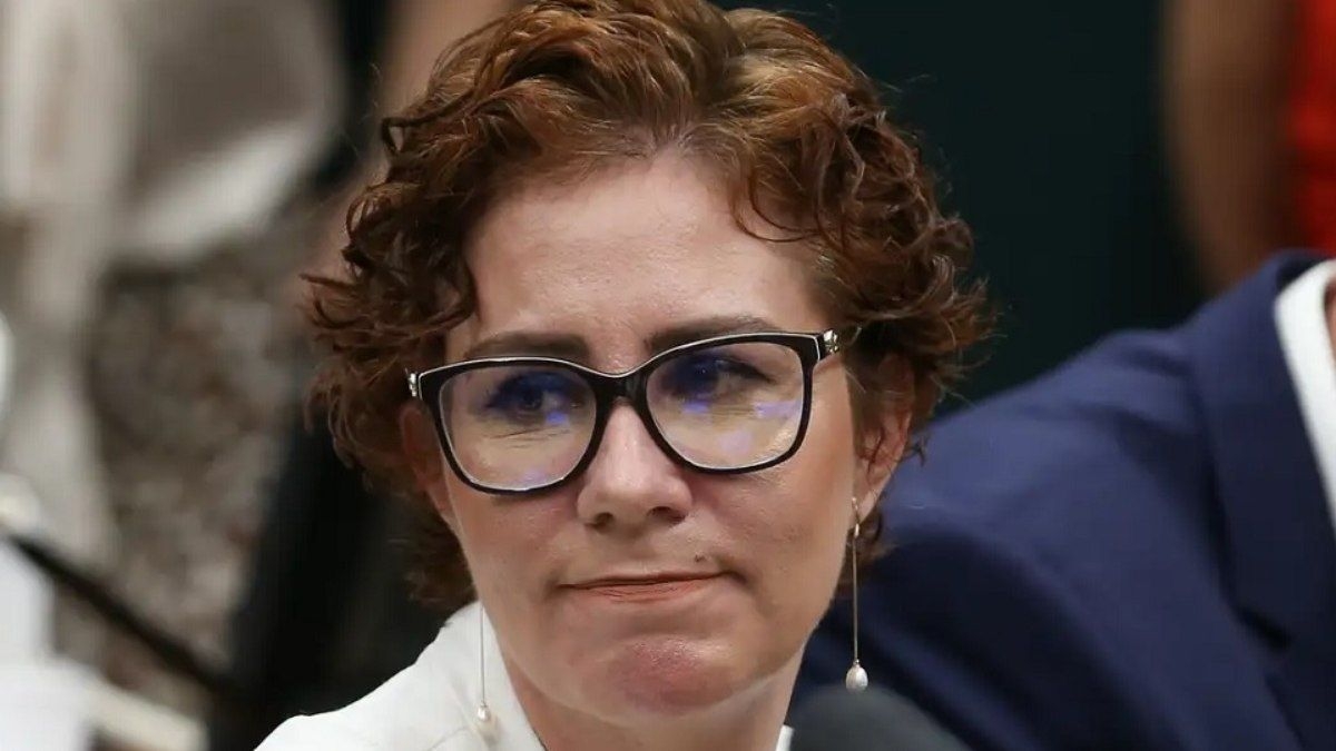 Carla Zambelli ainda ocupa apartamento da Câmara mesmo foragida