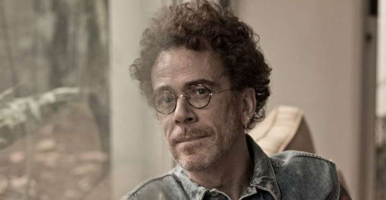 "O Brasil só vai ter jeito na hora da prisão do Bolsonaro", diz Nando Reis em show