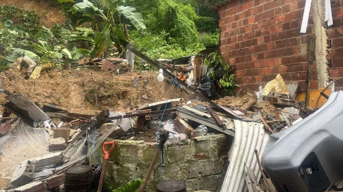 Fortes chuvas em Recife causam mortes e destruições