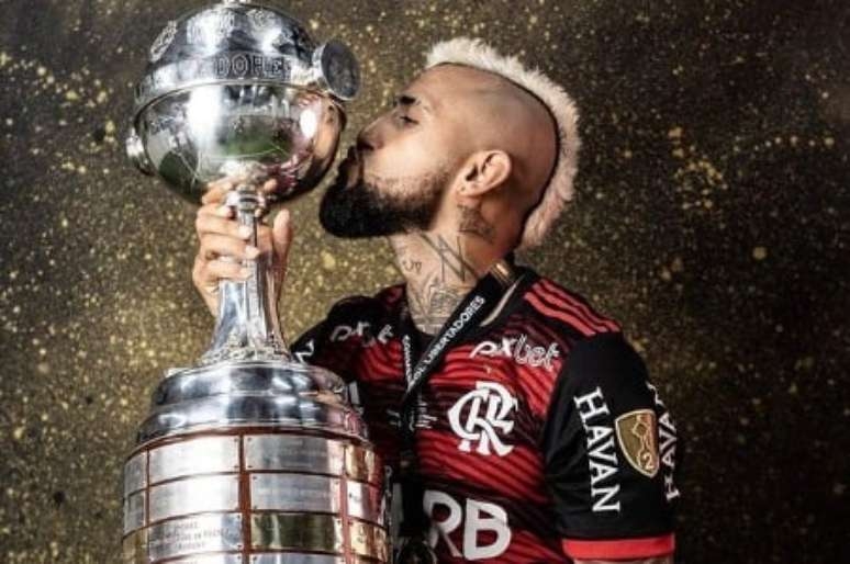 Vidal recorda título da Libertadores pelo Flamengo e irrita torcedores do Athletico