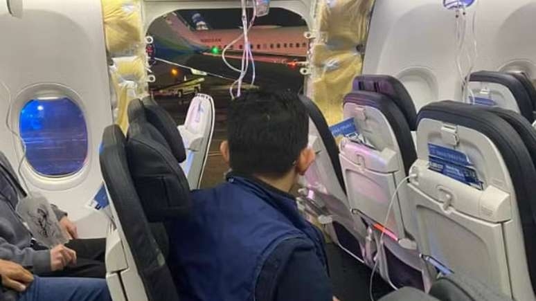 Porta se abre durante voo, e avião faz pouso de emergência nos EUA