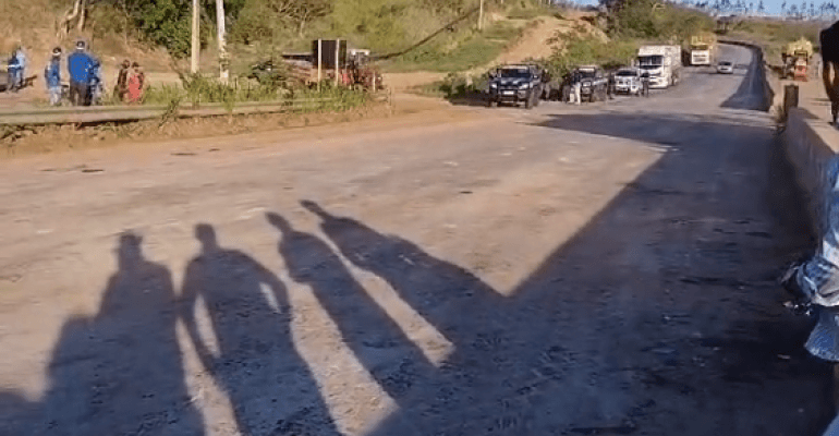 Cratera é fechada e trânsito é liberado na BR-101, em Teotônio Vilela