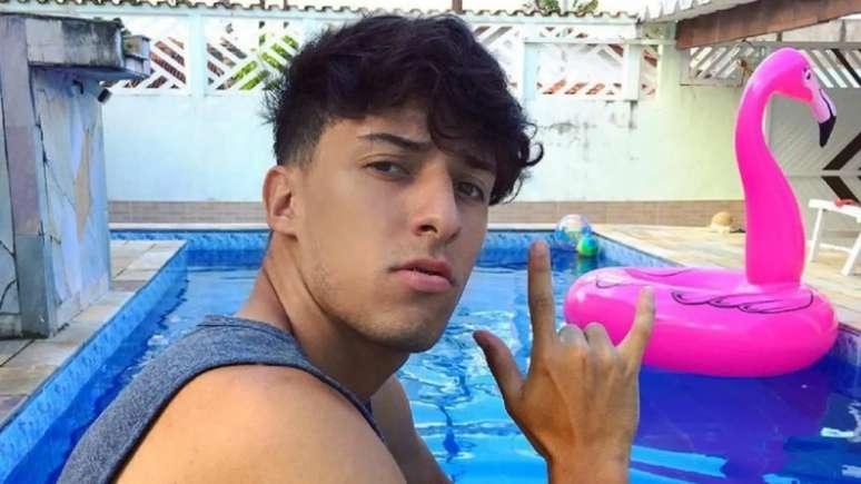 Famoso influenciador é encontrado morto na casa de amigos