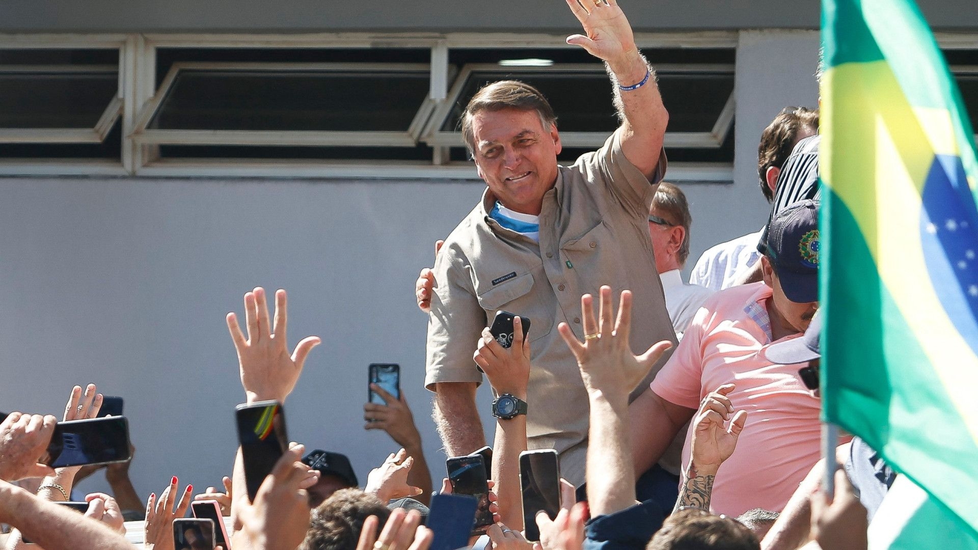 Bolsonaro defende direitos humanos de presos do 8/1 após tratar pauta como 'esterco'