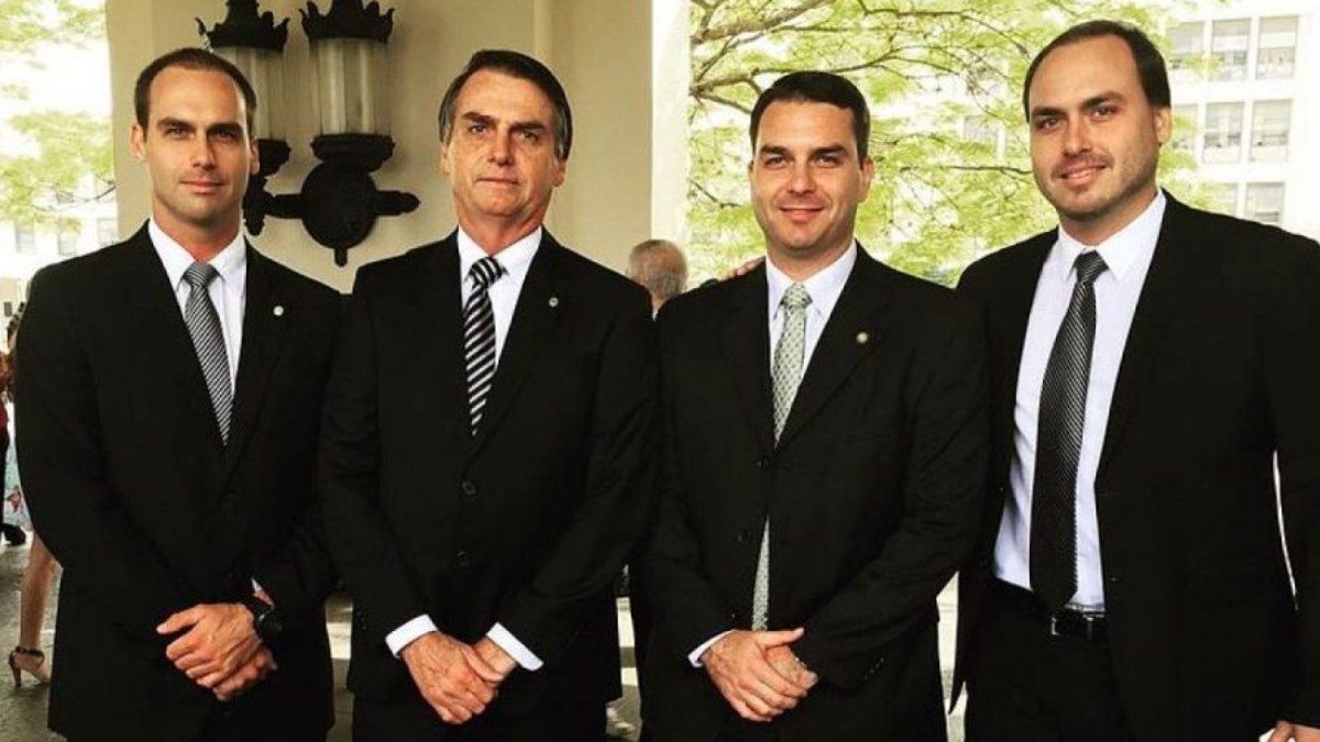 Moraes permite Bolsonaro receber visitas de família em casa