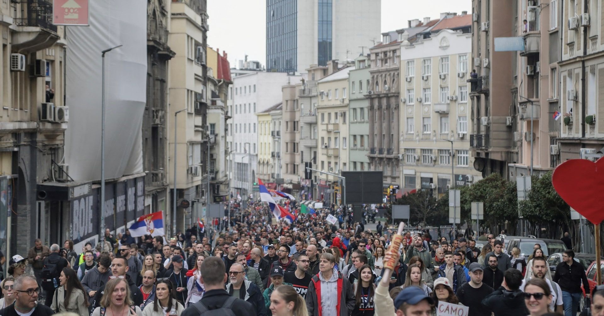 Som Enigmático em Protesto na Sérvia Suspende Suspeitas