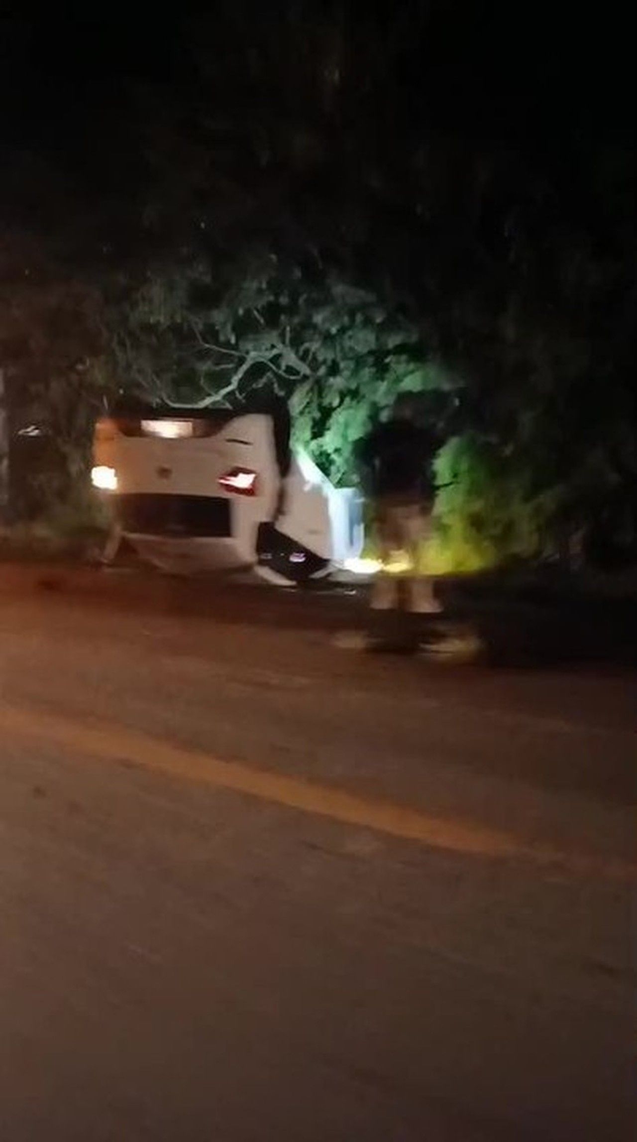 Carro roubado capota com assaltantes na BR-316