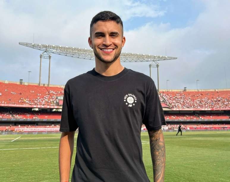 Em meio à recuperação, Nestor vai ao Morumbi para assistir jogo das lendas do São Paulo