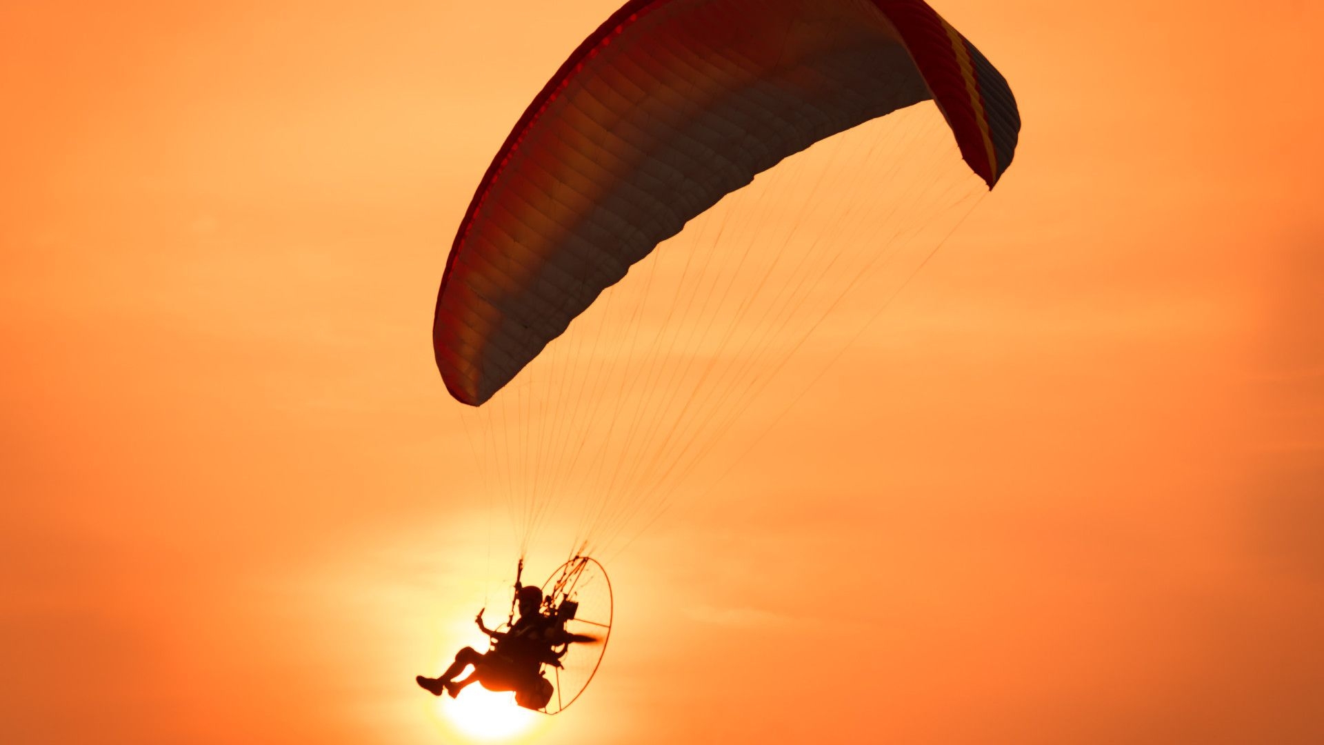 Homem morre após queda de paramotor no DF