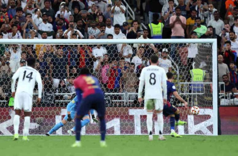 Raphinha dá show, Barcelona massacra Real Madrid e conquista a Supercopa da Espanha