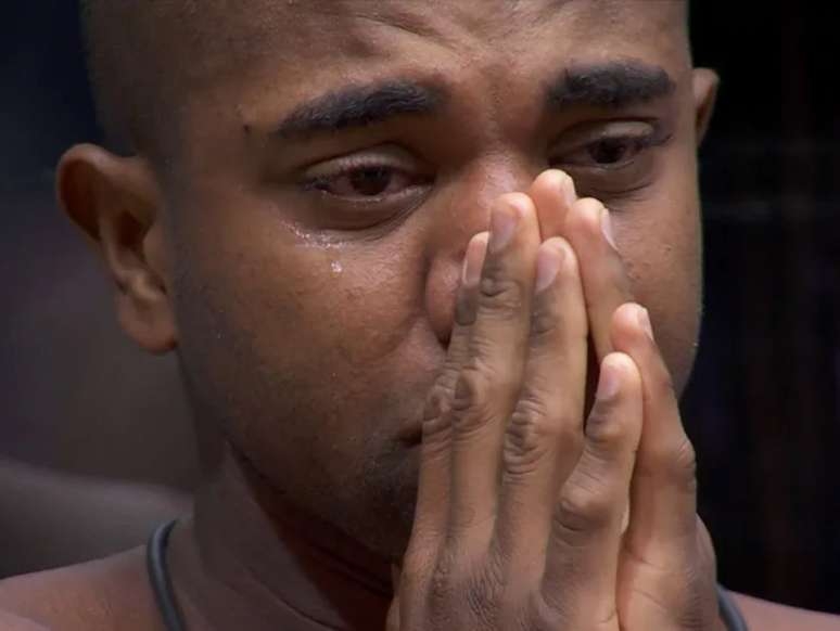 Davi chora ao ganhar bolsa de estudos com Wanessa, após perseguição da cantora