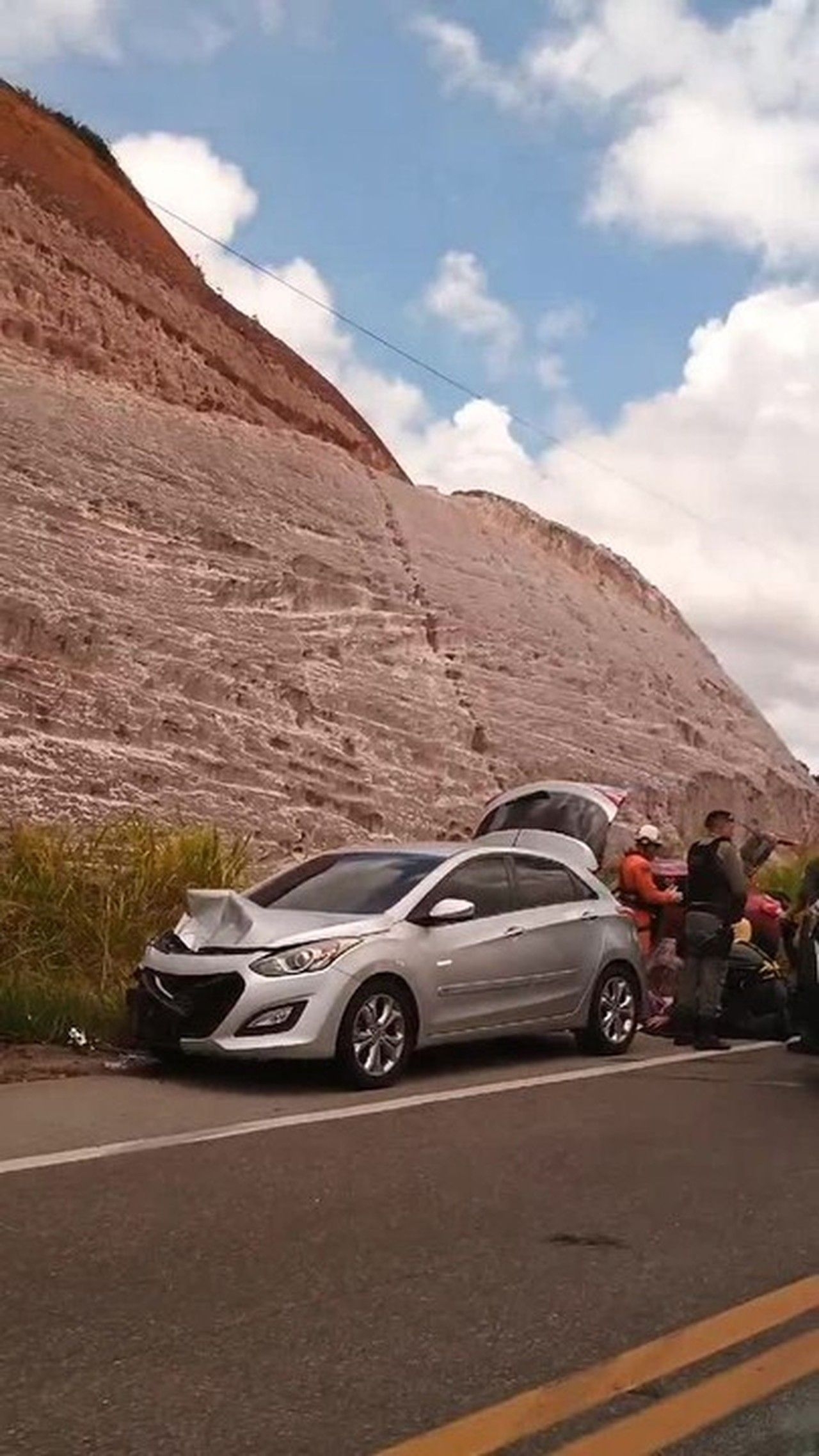 Acidente com três carros deixa feridos em Jequiá da Praia