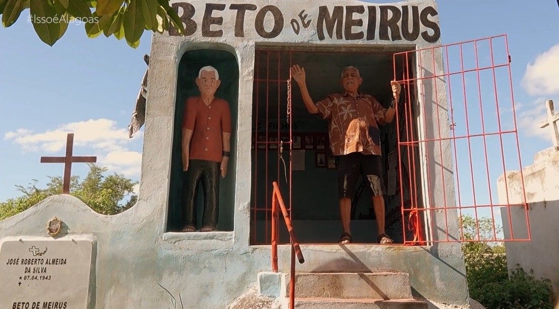 Artista celebra vida ao construir próprio túmulo em cemitério