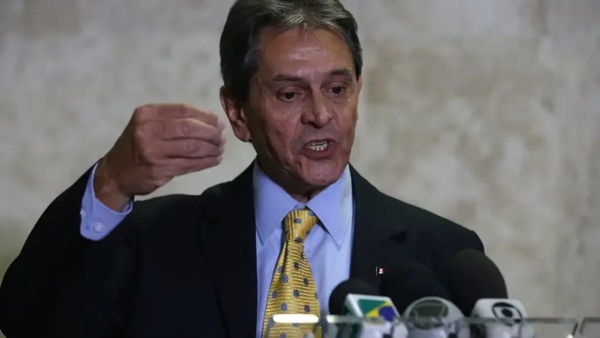 Roberto Jefferson inicia prisão domiciliar após hospital